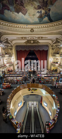 BUENOS AIRES, ARGENTINE - CIRCA AOÛT 2017 : Panorama vertical de l'intérieur d'El Ateneo Grand Splendid Librairie. La librairie est considéré comme l'un Banque D'Images