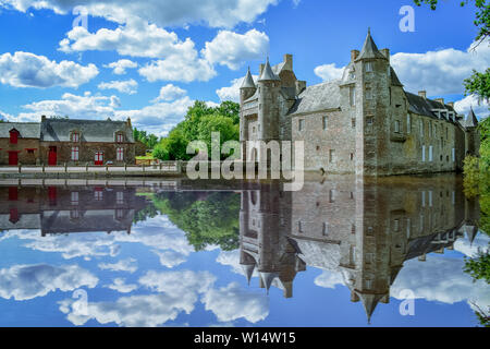 Bretagne village sur une journée ensoleillée. Clastle refléter dans le lac. France Banque D'Images