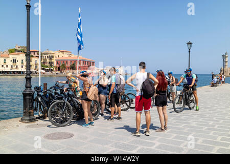 La Canée, Crète, Grèce. Juin 2019. Un groupe de cyclistes qui arrivent et d'un parking vélo sur le vieux port vénitien de Chania Banque D'Images