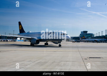 Avion sur le tarmac à l'aéroport international de Francfort à Francfort-sur-le-main, Allemagne Banque D'Images