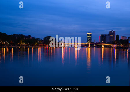 Ponts éclairés sur la rivière main à Francfort-sur-le-main, en Allemagne Banque D'Images
