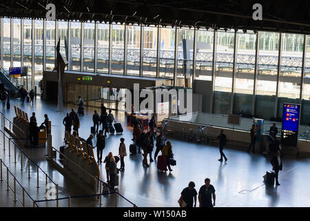 Passagers à l'aéroport international de Francfort à Francfort-sur-le-main, Allemagne Banque D'Images