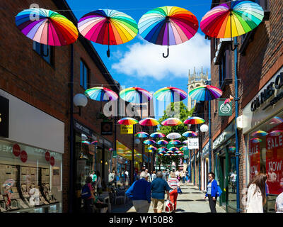 Coppergate partez une rue piétonne commerçante dans le centre-ville de York décorées avec des parasols sur une journée ensoleillée Banque D'Images