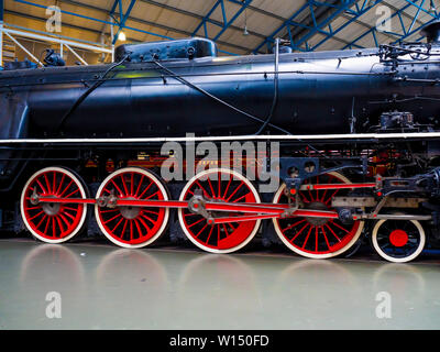 Un passager 4-8-4 locomotive vapeur de fer chinois construit par Vulcan Foundry Détail montrant des roues d'entraînement rouge et soupapes Banque D'Images