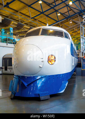 Unité de Puissance d'un Shinkansen Série 0 historique des trains de voyageurs à grande vitesse des chemins de fer japonais à l'affiche au Musée National du chemin de fer York Angleterre Banque D'Images