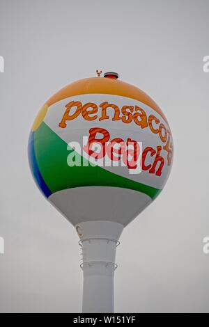Pensacola Beach Watertower peint comme un ballon de plage Banque D'Images