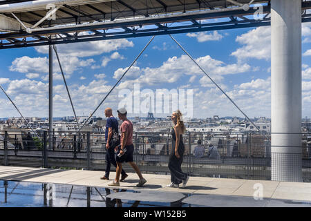 Vue sur la Tour Eiffel du Centre Pompidou art gallery, Paris, France. Banque D'Images