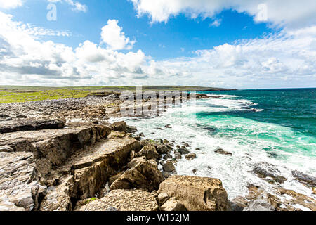 Paysage spectaculaire de la mer et de calcaire sur la côte en hAillite nA Bothar, géosites géoparc, façon sauvage de l'Atlantique, belle journée de printemps Banque D'Images