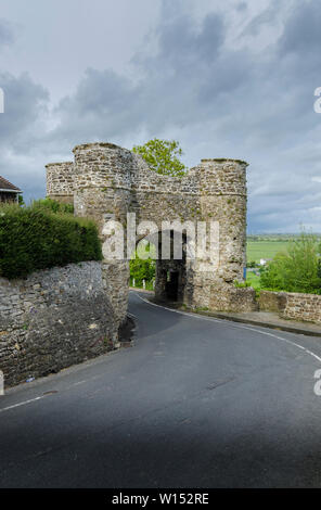 Passerelle en pierre ancienne vers 1300, à la petite ville de Rye, East Sussex, Kent Banque D'Images