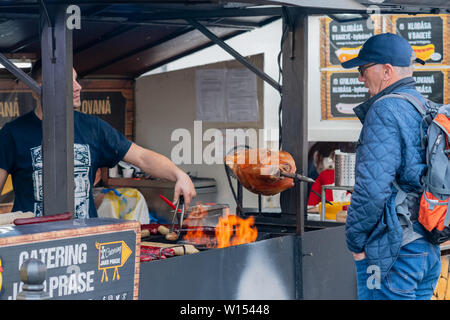 Les touristes et les habitants se réunissent autour de la vieille place de Prague à visiter les étals du marché de Pâques Banque D'Images