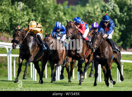 Hambourg, Allemagne. 30 Juin, 2019. Une course de suspension des jockeys sur l'hippodrome Horner durant la Semaine de Derby en 2019. Crédit : Daniel Bockwoldt/dpa/Alamy Live News Banque D'Images