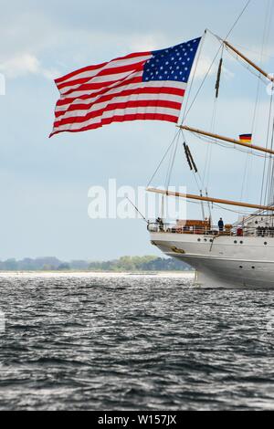 10.05.2019, le "Eagle" est le navire de la Garde côtière des États-Unis avec un grand drapeau américain sur le Kiel Forde, détail de l'arrière. À l'origine un navire de haute mer de la Marine allemande avec le nom "Horst Wesel', c'est après la fin de la guerre en 1946, des réparations aux USA. Traditionnellement, tous les navires de la Garde côtière canadienne sont appelés couteaux. Par conséquent, le USCGC Prafix  = United States Coast Guard Cutter. Du 10 au 14 mai, elle a visité la base navale de Kiel. Comme la formation allemande de voile navire 'Gorch Fock', elle est l'un des six navires de la "Gorch Fock" classe. Dans le monde d'utilisation | Banque D'Images