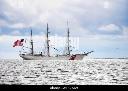 10.05.2019, le "Eagle" est le navire de la Garde côtière des États-Unis avec un grand drapeau américain sur le Kiel Forde. Un original de voile de bateau de la Marine allemande avec le nom "Horst Wesel', c'est après la fin de la guerre en 1946 comme une réparation en nous. Traditionnellement, tous les navires de la Garde côtière canadienne sont appelés couteaux. Par conséquent, le USCGC Prafix  = United States Coast Guard Cutter. Du 10 au 14 mai, elle a visité la base navale de Kiel. Comme la formation allemande de voile navire 'Gorch Fock', elle est l'un des six navires de la "Gorch Fock" classe. Dans le monde d'utilisation | Banque D'Images