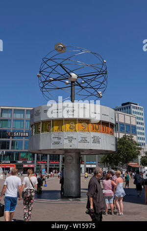 L'Horloge universelle (allemand : Weltzeituhr), également connu sous le nom de l'Horloge universelle Urania (allemand : Urania-Weltzeituhr) Banque D'Images