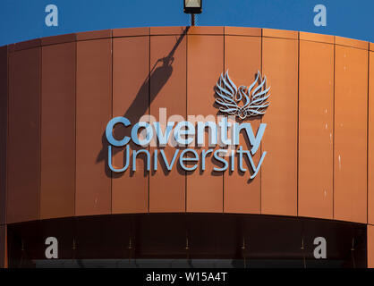 Coventry, Warwickshire, United Kingsom, 27 juin 2019, le logo de l'Université de Coventry Alan Berry Building Banque D'Images