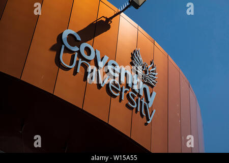 Coventry, Warwickshire, United Kingsom, 27 juin 2019, le logo de l'Université de Coventry Alan Berry Building Banque D'Images