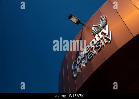 Coventry, Warwickshire, United Kingsom, 27 juin 2019, le logo de l'Université de Coventry Alan Berry Building Banque D'Images