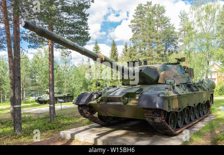 Char de combat principal de l'armée norvégienne Leopard 1A1 de fabrication allemande à la retraite, exposé dans un parc de chars à Rena Leir, en Norvège. Banque D'Images