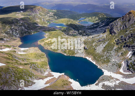 La vue étonnante de quatre des sept lacs de Rila, célèbre le double, le lotier, le poisson et le lac inférieur et un paysage vu du point de vue ensoleillée Banque D'Images