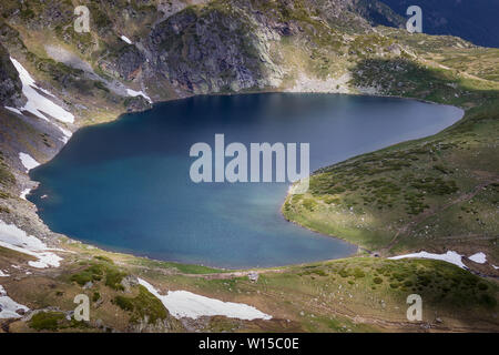 Belle Lumière sur les reins et le lac de montagne de Rila pas de gens, des sentiers de montagne et de sommets rocheux impressionnant vu du pic de lacs gros plan Banque D'Images