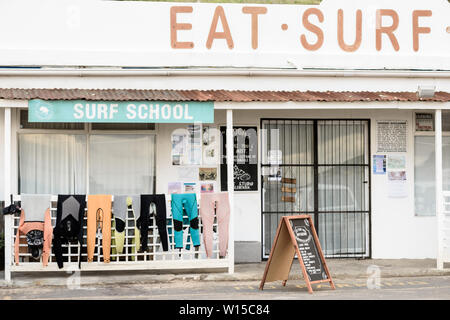 Une école de surf et l'entreprise de location à Glencairn, qui sert également des aliments, conscient de l'Afrique du Sud sur la ligne de côte de la péninsule du Cap, près de Cape Town Banque D'Images