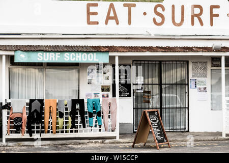 Une école de surf et l'entreprise de location à Glencairn, qui sert également des aliments, conscient de l'Afrique du Sud sur la ligne de côte de la péninsule du Cap, près de Cape Town Banque D'Images