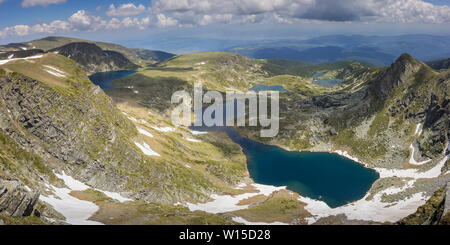 Vaste panorama des célèbres cinq des sept lacs de Rila, le rein, le double, le lotier, le poisson et le lac inférieur et étonnante, soleil, paysage rocheux Banque D'Images