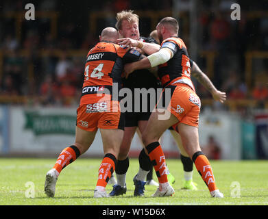 London Broncos' James Cunningham et Castleford Tigers' Nathan Massey (à gauche) au cours de la Super League à Betfred le Mend-A-tuyau Jungle, Castleford. Banque D'Images