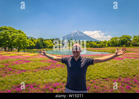 Motosu - 24 mai 2019 : Le Mont Fuji vu de l'Shiba-Sakura festival, Japon Banque D'Images