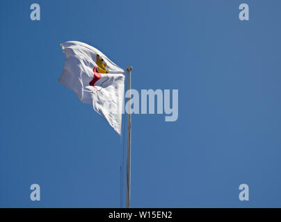 De brandir le drapeau de Malte en bleu ciel à ville de Mdina. Banque D'Images