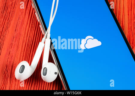 Helsinki, Finlande, le 4 mai 2019 : l'icône de l'application Microsoft OneDrive sur Apple iPhone écran X close-up. Microsoft onedrive icône de l'application. O Microsoft Office Banque D'Images