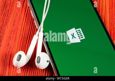 Helsinki, Finlande, le 4 mai 2019 : l'icône de l'application Excel de Microsoft sur Apple iPhone écran X close-up. Icône de l'application Microsoft Office Excel. Microsoft Office Banque D'Images