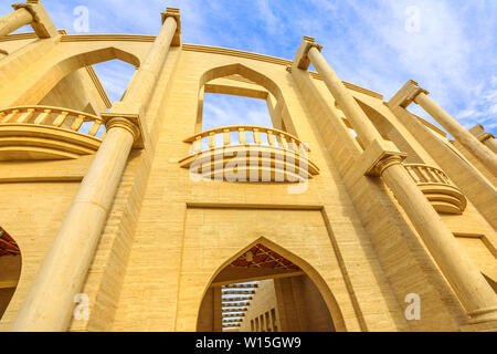 Vue de dessous de l'entrée de l'amphithéâtre, un théâtre grec classique dans la Vallée Village Katara a également nommé des cultures, Doha, Qatar, situé entre la baie de l'Ouest Banque D'Images