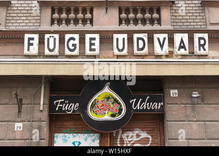 Extérieur de Fuge Udvar (Fig Garden) ruine bar sur la rue Klauzál à Budapest, Hongrie. Banque D'Images