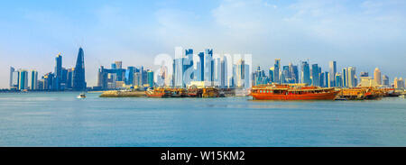 Banner panorama de boutres traditionnels en bois avec front de mer de la baie de Doha et gratte-ciel de West Bay skyline. Capitale du Qatar, du Moyen-Orient, du Golfe Persique Banque D'Images