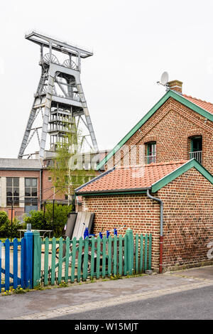 L'ancien logement des mineurs à côté de la fosse Arenberg sont modestes, semi-détachés, maisons en briques typique du bassin minier Nord-Pas de Calais, France. Banque D'Images