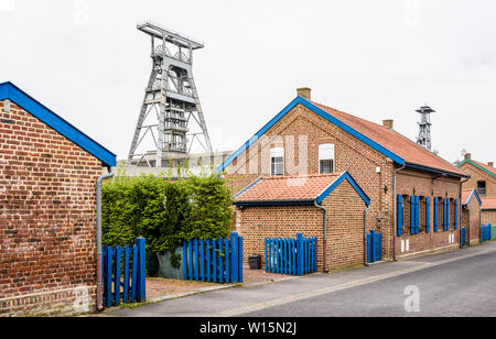 L'ancien logement des mineurs à côté de la fosse Arenberg sont modestes, semi-détachés, maisons en briques typique du bassin minier Nord-Pas de Calais, France. Banque D'Images