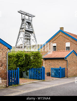 L'ancien logement des mineurs à côté de la fosse Arenberg sont modestes, semi-détachés, maisons en briques typique du bassin minier Nord-Pas de Calais, France. Banque D'Images