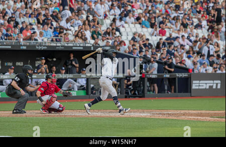 Stade de Londres, Londres, Royaume-Uni. 30 Juin, 2019. Mitel &AMP ; présent MLB baseball série Londres, Boston Red Sox contre New York Yankees ; Didi Grégoire de la Nouvelle York Yankee frapper un home run dans le haut de la 8ème manche : Action Crédit Plus Sport/Alamy Live News Banque D'Images