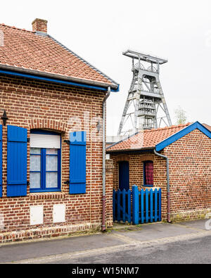 L'ancien logement des mineurs à côté de la fosse Arenberg sont modestes, semi-détachés, maisons en briques typique du bassin minier Nord-Pas de Calais, France. Banque D'Images