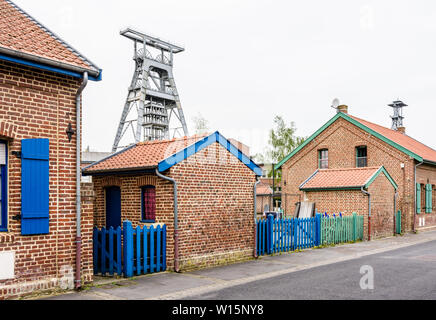 L'ancien logement des mineurs à côté de la fosse Arenberg sont modestes, semi-détachés, maisons en briques typique du bassin minier Nord-Pas de Calais, France. Banque D'Images