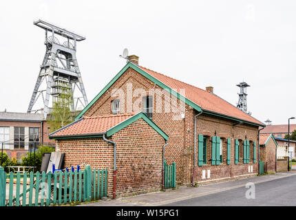 L'ancien logement des mineurs à côté de la fosse Arenberg sont modestes, semi-détachés, maisons en briques typique du bassin minier Nord-Pas de Calais, France. Banque D'Images