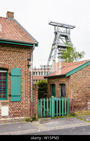 L'ancien logement des mineurs à côté de la fosse Arenberg sont modestes, semi-détachés, maisons en briques typique du bassin minier Nord-Pas de Calais, France. Banque D'Images