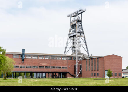 Un grand tour de l'arbre en acier avec des bâtiments en brique sur l'ancien site de la mine de charbon de Arenberg à Beuvrages dans le bassin minier du Nord-Pas de Calais, France. Banque D'Images