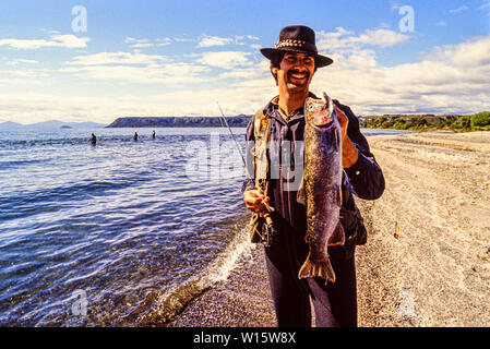 Nouvelle Zélande, île du Nord. Pêcheurs dans le lac Taupo, un relevé des stocks de pêche de la truite et de la truite brune introduit. Photo prise le 19 novembre Banque D'Images