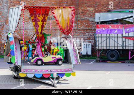 Biens meubles amusement park, démonté dans un carrousel de remorque voiture Banque D'Images