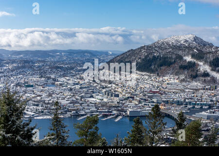 Vue panoramique de la neige a couvert de Bergen, la Norvège à la recherche vers le bas de la colline dans le soleil avec ciel bleu et une banque du nuage dans la distance Banque D'Images