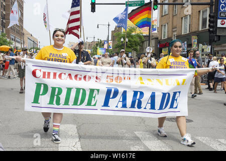 Chicago, Illinois, USA. 30 Juin, 2019. Les rues bordées de milliers de Chicago's côté nord pour observer les couleurs Gay Pride Parade le 30 juin 2019. Les hommes politiques, les entreprises et les organismes sans but lucratif et professionnels particuliers ont marché, roulé et dansé down North Broadway Street. Drapeaux arc-en-ciel volaient partout. C'est Chicago's answer Mardi Gras. Credit : Karen I. Hirsch/ZUMA/Alamy Fil Live News Banque D'Images