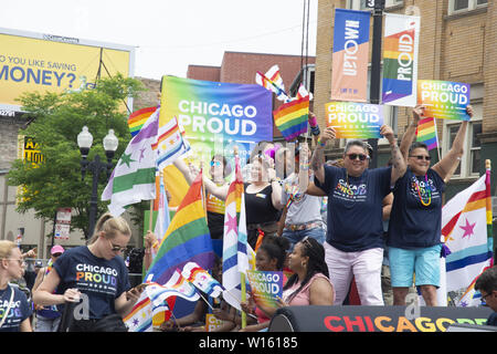 Chicago, Illinois, USA. 30 Juin, 2019. Les rues bordées de milliers de Chicago's côté nord pour observer les couleurs Gay Pride Parade le 30 juin 2019. Les hommes politiques, les entreprises et les organismes sans but lucratif et professionnels particuliers ont marché, roulé et dansé down North Broadway Street. Drapeaux arc-en-ciel volaient partout. C'est Chicago's answer Mardi Gras. Credit : Karen I. Hirsch/ZUMA/Alamy Fil Live News Banque D'Images