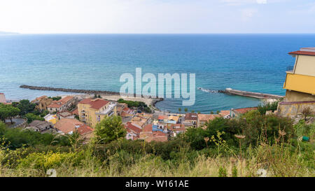 Vue de la côte de la Calabre en Italie, ville Pizzo Banque D'Images